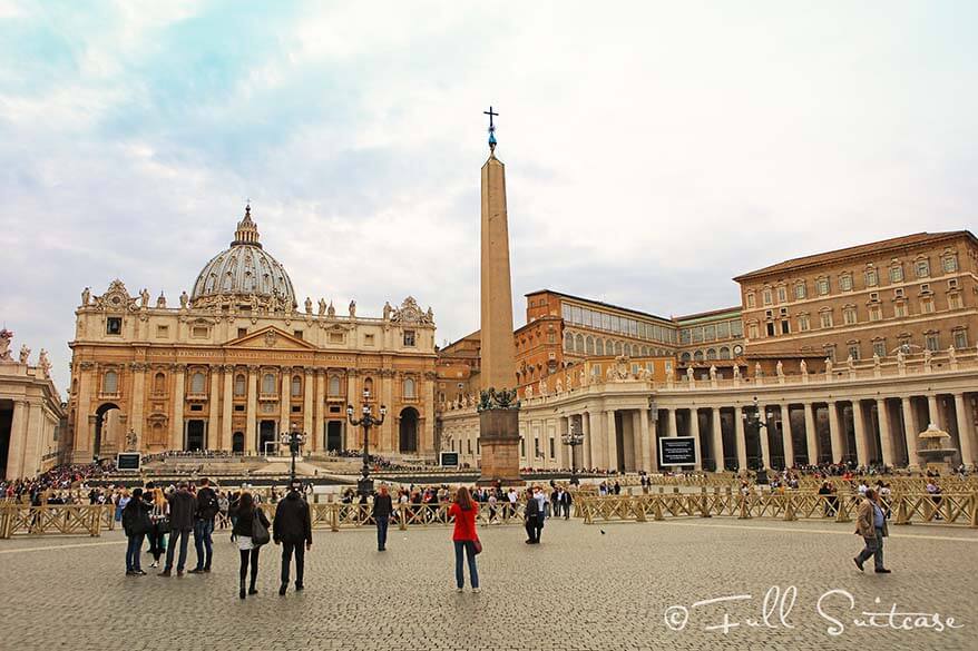 St. Peter's square the Vatican is less crowded in the evening