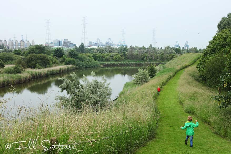 Walking on the dikes of the fort of Liefkenshoek