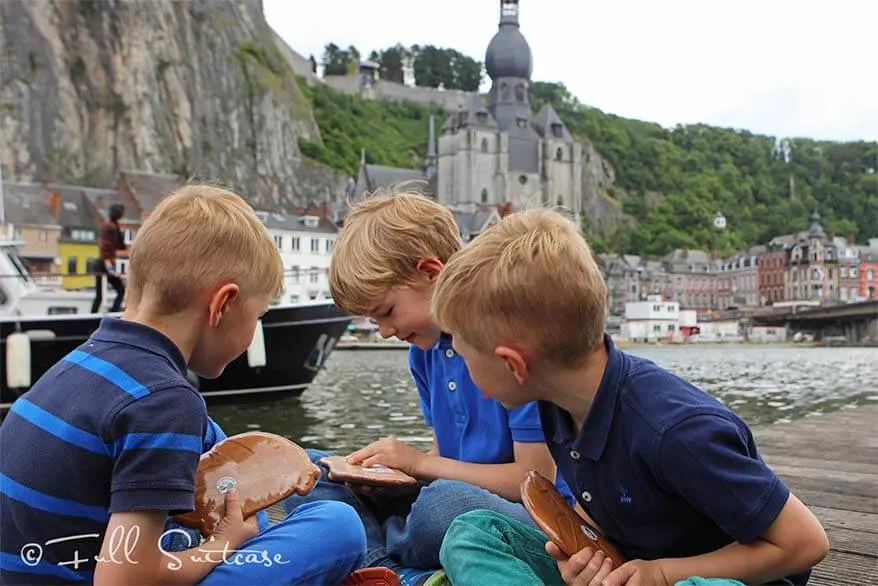 Kids eating cake of DinantKids eating cake of Dinant