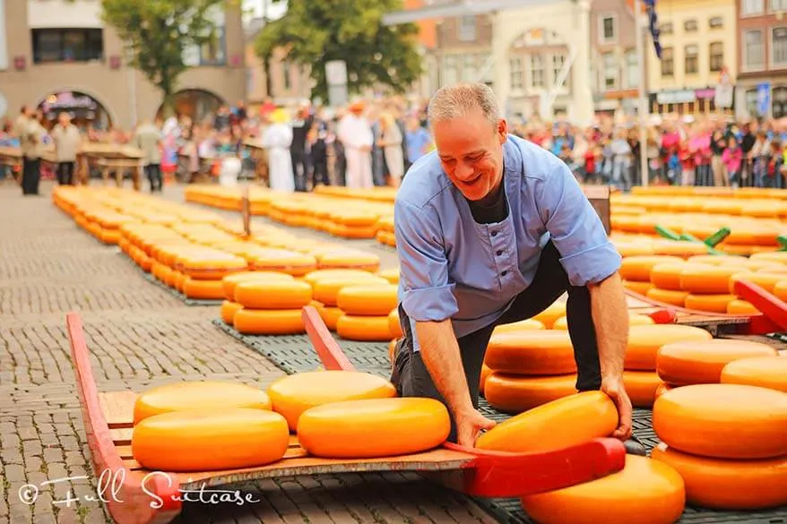 Loading the cheese at Alkmaar cheese market