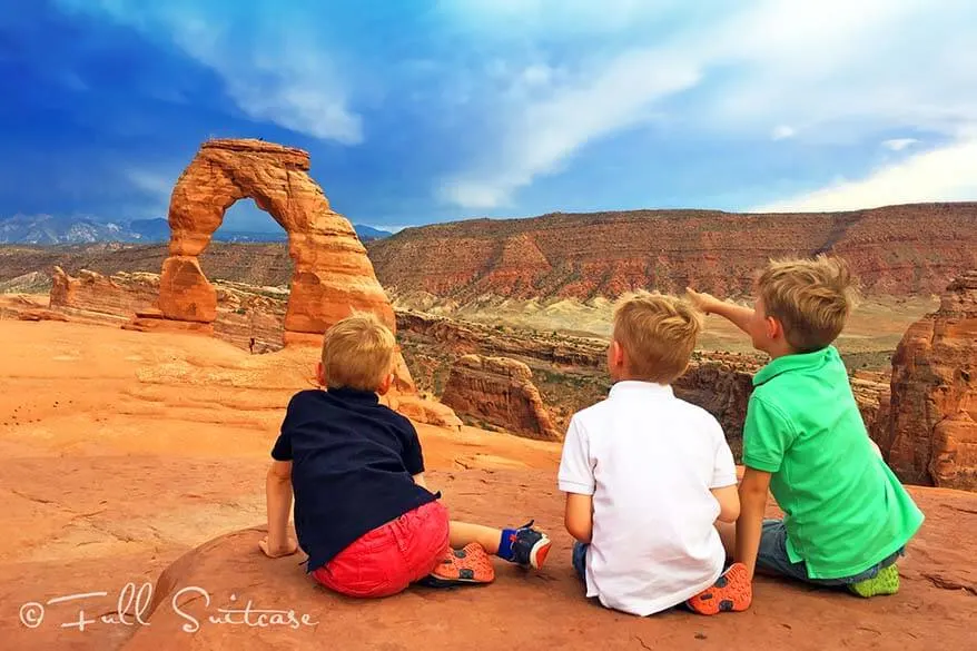 Hiking to Delicate Arch with kids. Our experience in summer with temperatures of 100F. Find out!