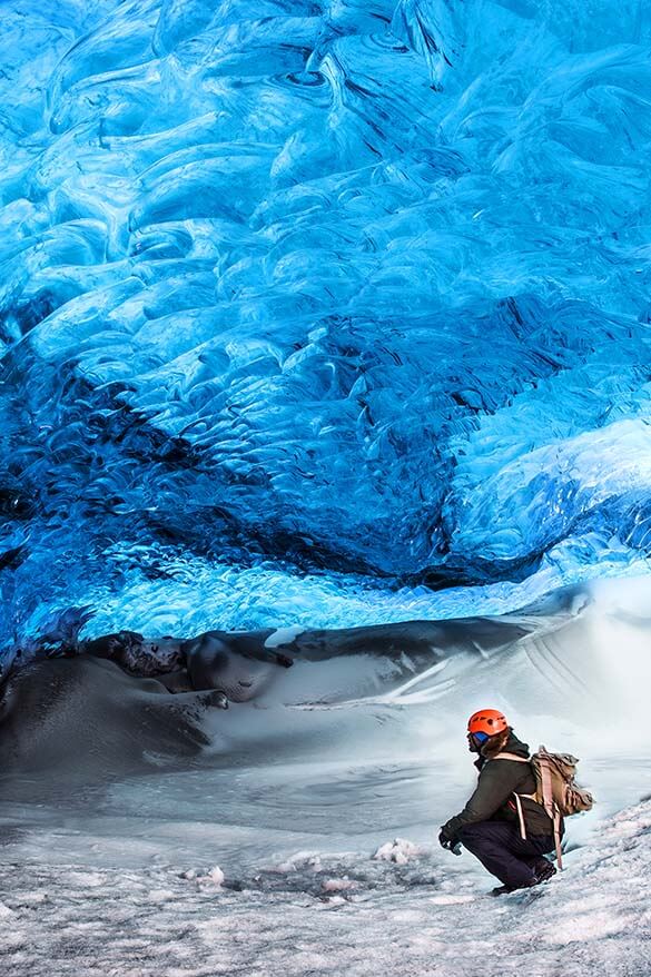 Visitando uma caverna de gelo natural - uma das melhores coisas a fazer na Islândia no Inverno