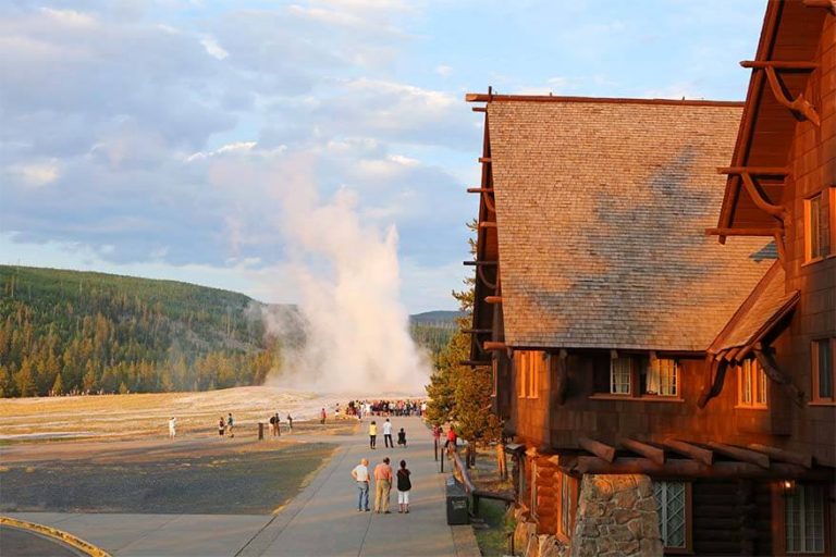 BEST Places to Stay IN & NEAR Yellowstone National Park: Complete