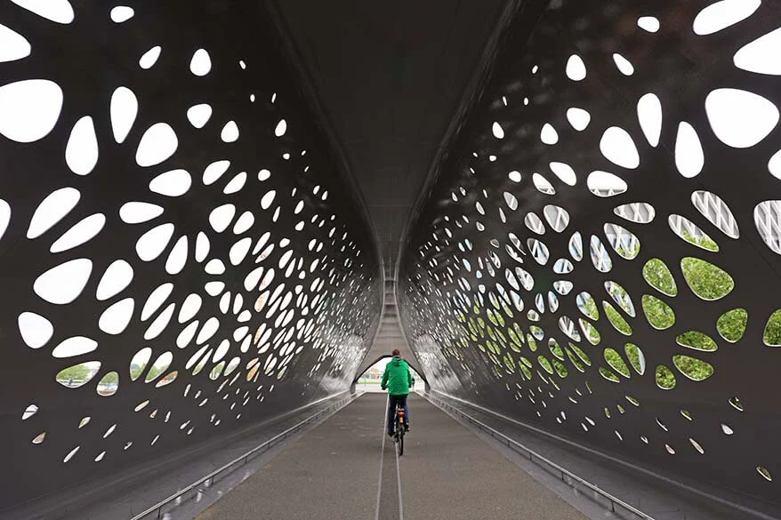 El puente del parque de Amberes es imprescindible si exploras la ciudad en bicicleta