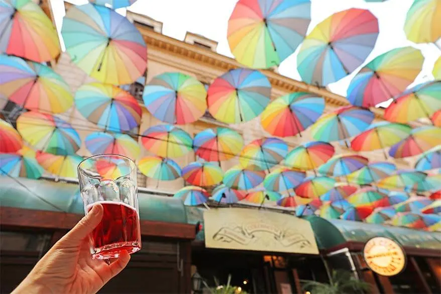 Paraguas coloridos de Pasajul Victoria en Bucarest