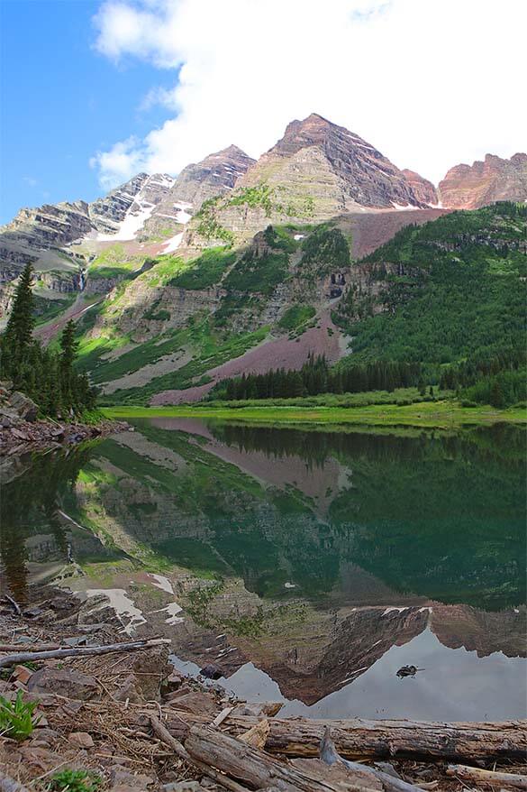 Lago del cráter en Maroon Bells en Aspen Colorado