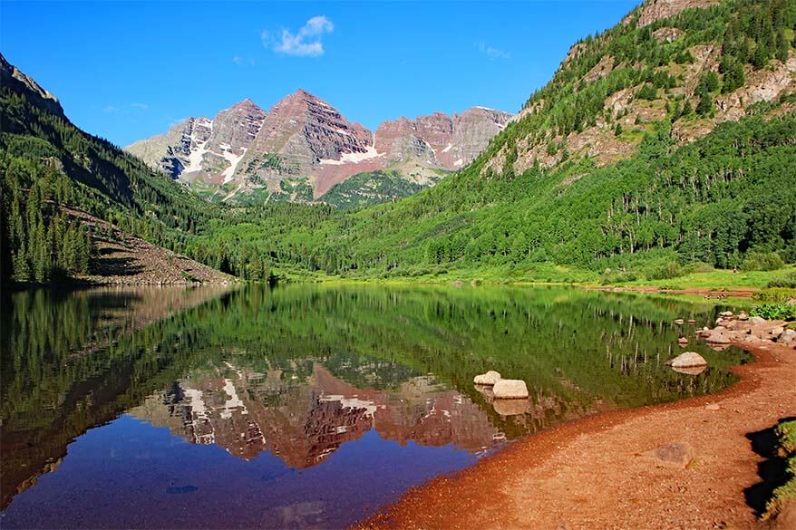 Reflexiones de Maroon Bells en la mañana.