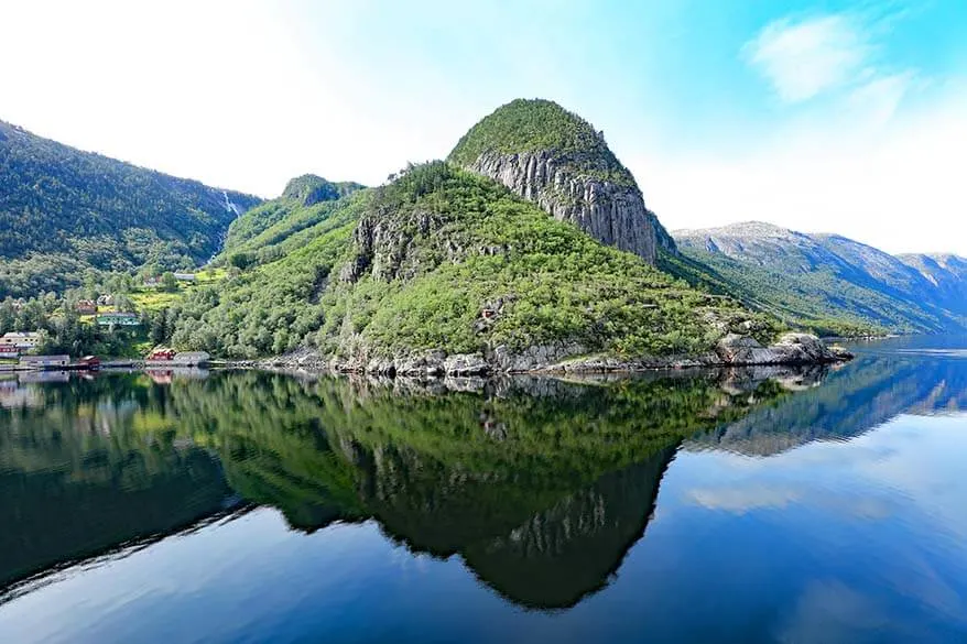 Pueblo de Florli visto desde el barco en Lysefjord en Noruega