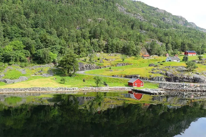 Pequeño pueblo de Sognesand a lo largo del fiordo Lysefjord en Noruega