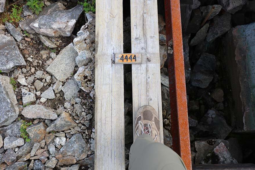 La escalera número 4444 de la escalera de madera más larga del mundo en Florli Noruega