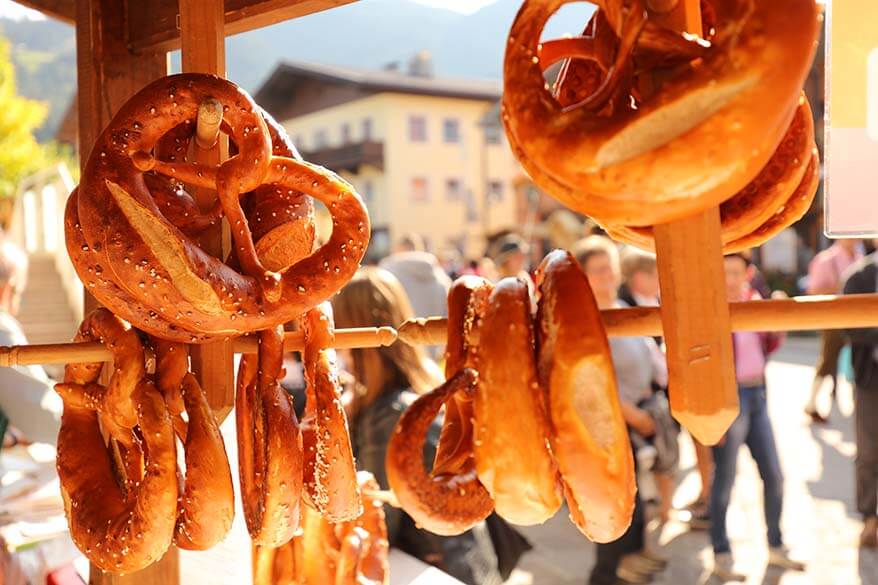Pretzels austriacos a la venta en un mercado de agricultores en Tirol