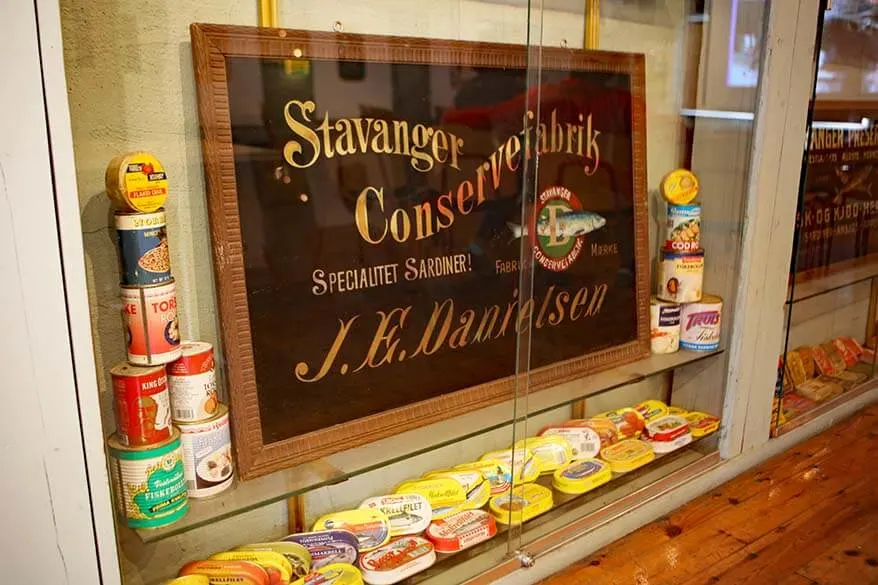 Gran variedad de latas de pescado en Norsk Hermetikkmuseum en Stavanger, Noruega