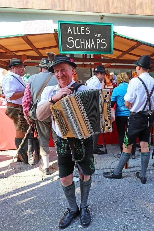 Músicos locales en el tradicional mercado de agricultores austriacos y celebración de Almabtrieb en Tirol