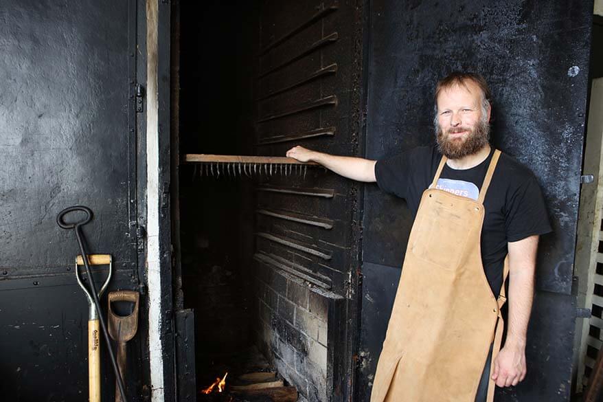 This is how sardines are being smoked - Norsk Hermetikkmuseum