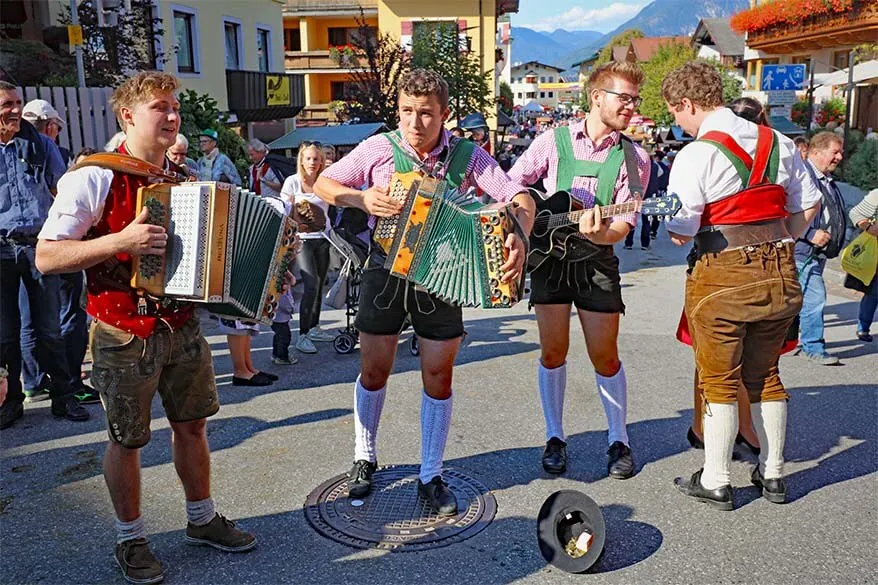 Banda tradicional austriaca tocando música durante el arreo de ganado Almabtrieb en Tirol