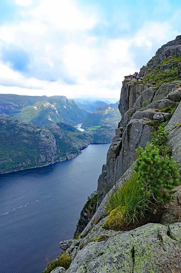 Ruta de senderismo en el Púlpito - Caminata Preikestolen en Lysefjord en Noruega
