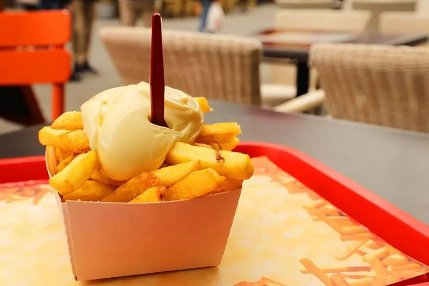 Debes probar las patatas fritas belgas con mayonesa.
