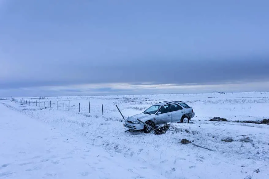 Accidente de coche en Islandia en invierno
