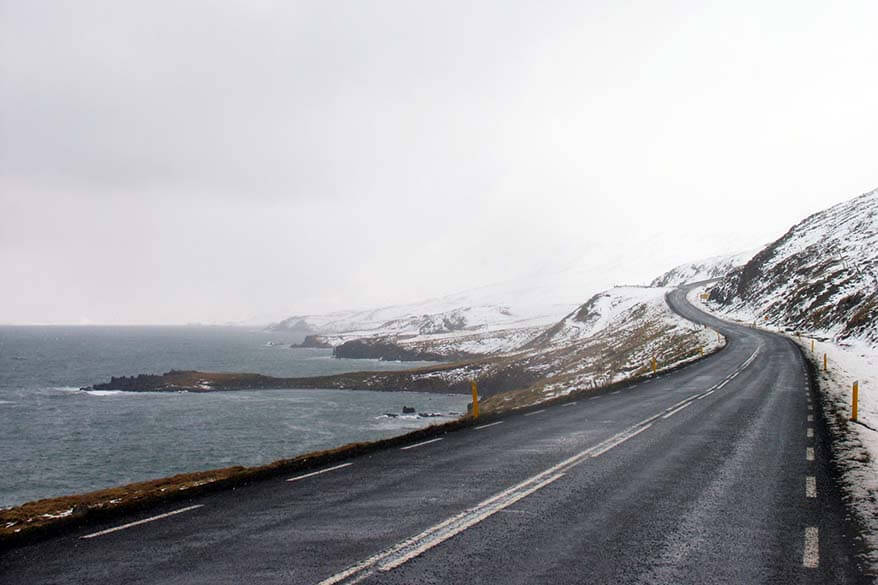 Conducir en el noreste de Islandia en invierno