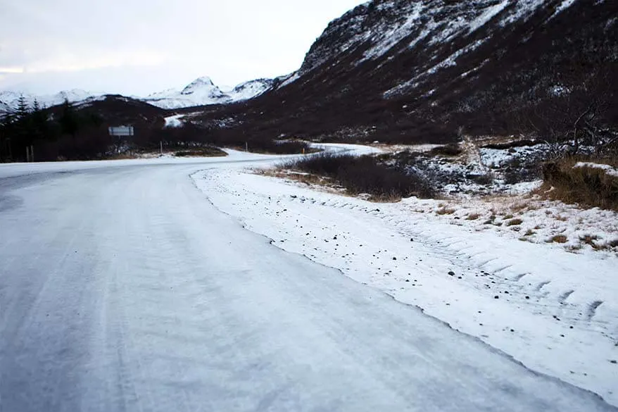 Conduciendo por el Círculo Dorado en invierno: la carretera está cubierta de hielo