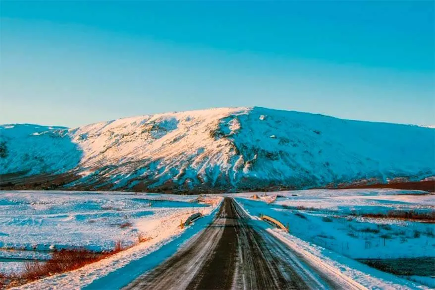 Conducir por la costa sur de Islandia en invierno