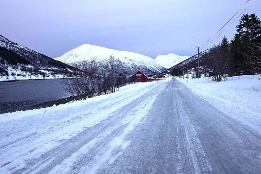 Carretera helada en Islandia en invierno