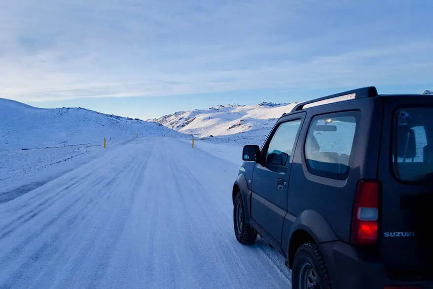 Pequeños 4x4 conduciendo por las carreteras heladas de Islandia en enero