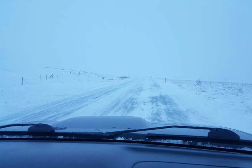 Conducción invernal en Islandia en medio de la niebla y la tormenta de nieve