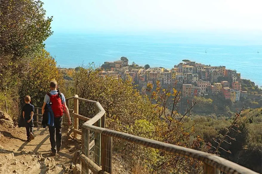 Family hiking Cinque Terre trail from Vernazza to Corniglia
