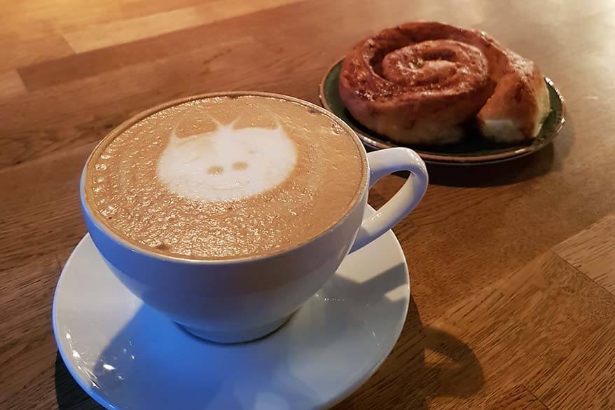 Latte art -husky - à Riso à Tromso