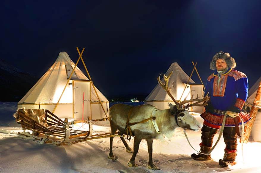 Sobí spřežení se Sami lidé v Tromso Norsko