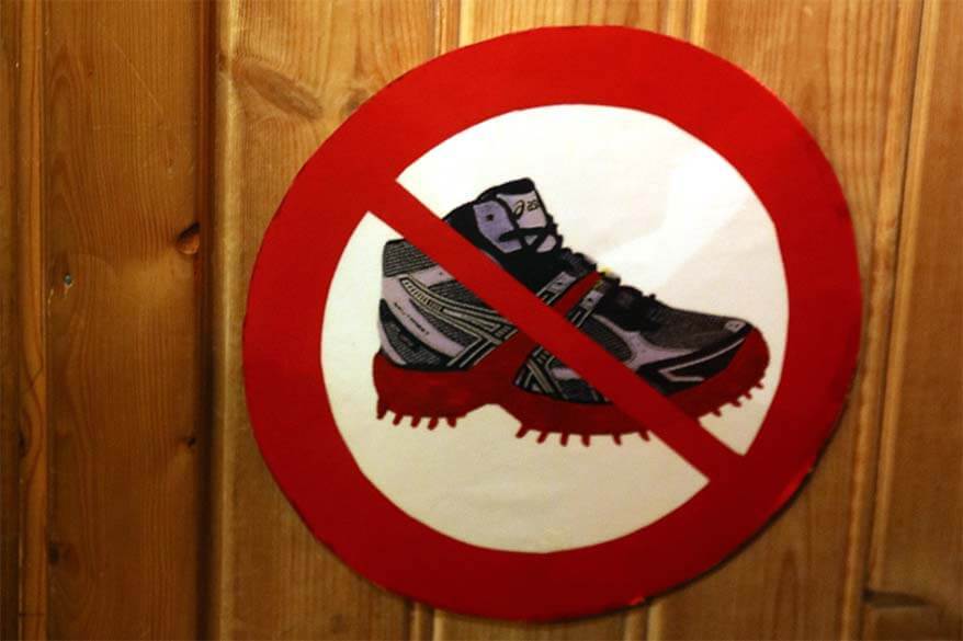 Spikes forbidden sign på ett museum i Tromsö Norge