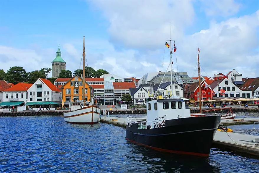 Coloridas casas y barcos en Strandkaien en Stavanger