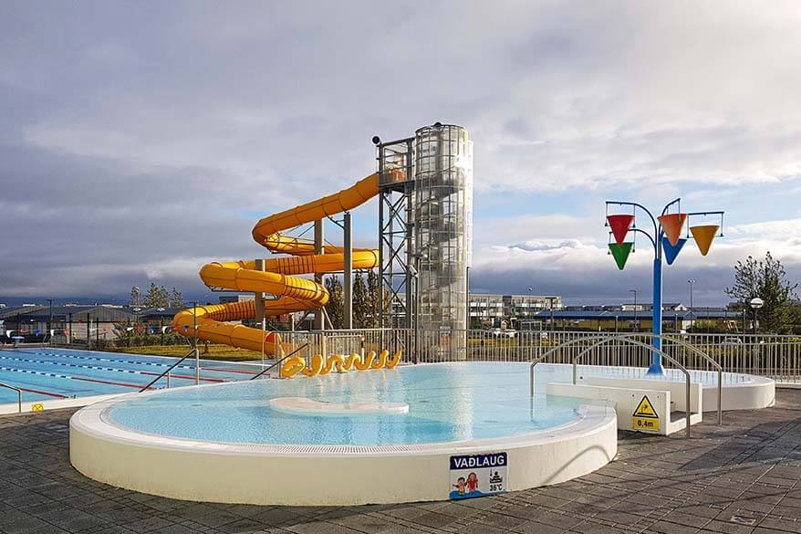 Publiczne baseny w Islandii kosztują zaledwie ułamek popularnych miejsc, takich jak Blue Lagoon czy Myvatn Nature Baths