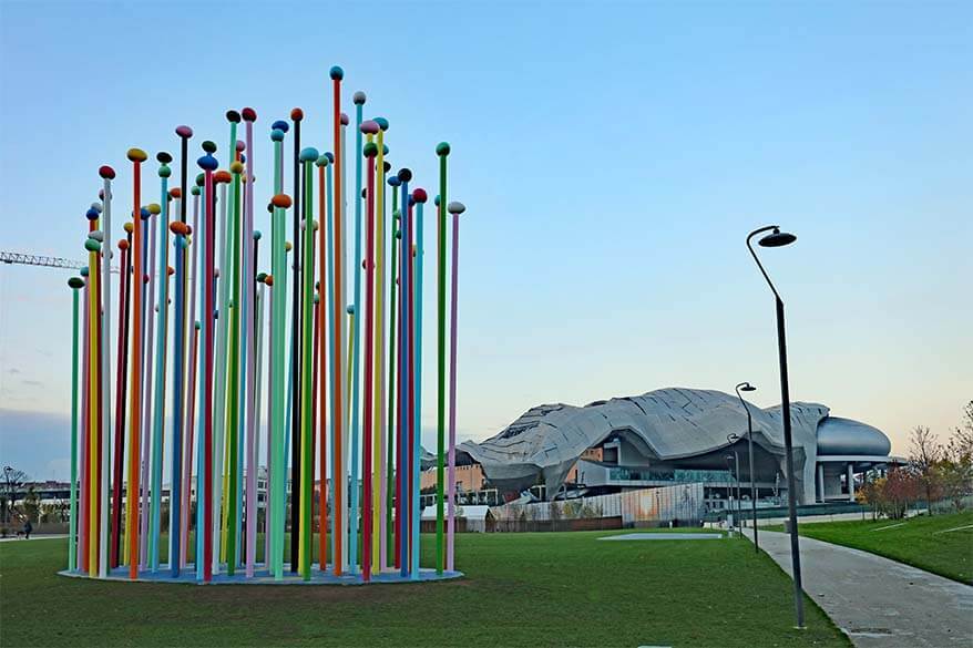 Coloris sculpture in City Life Milan