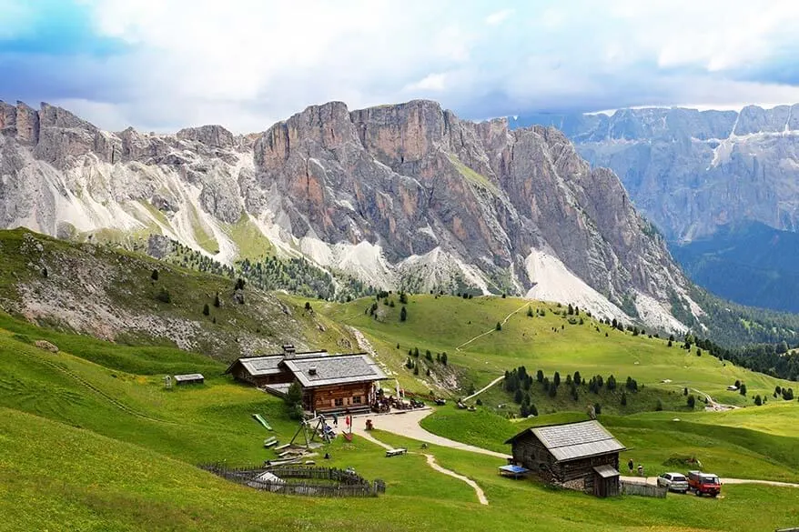 Vista sobre el refugio de montaña Baita Troier en los Dolomitas italianos