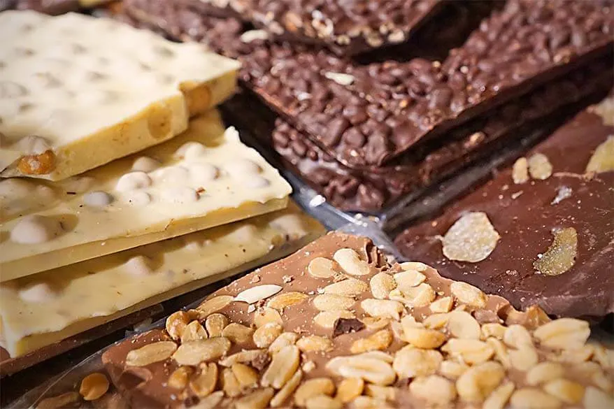 Chocolate suizo a la venta en un mercado local: cosas que hacer en Ginebra