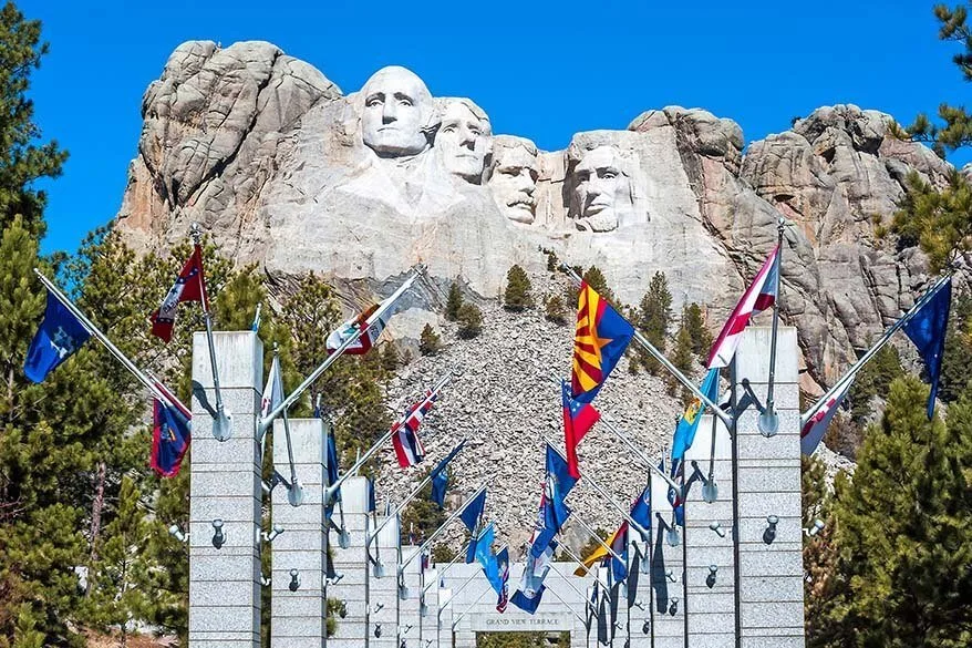 Avenida de las Banderas en el Monumento Nacional Monte Rushmore