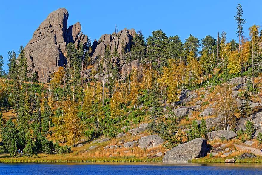  Le parc d'État de Custer à l'automne-septembre est un bon moment pour visiter le Mont Rushmore 