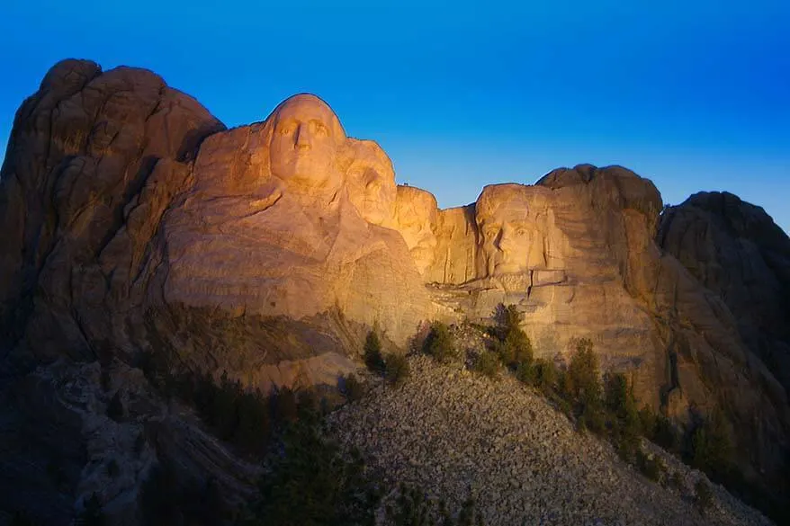 El monte Rushmore se iluminó en la oscuridad