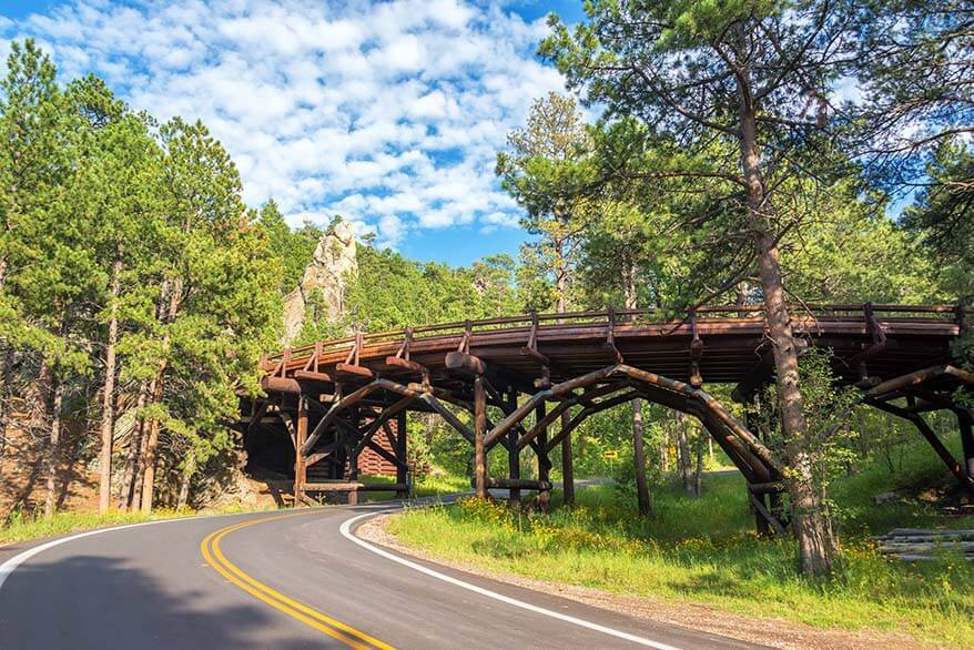 Puente de cola de cerdo en la carretera de Iron Mountain en el Parque Estatal Custer de Dakota del Sur