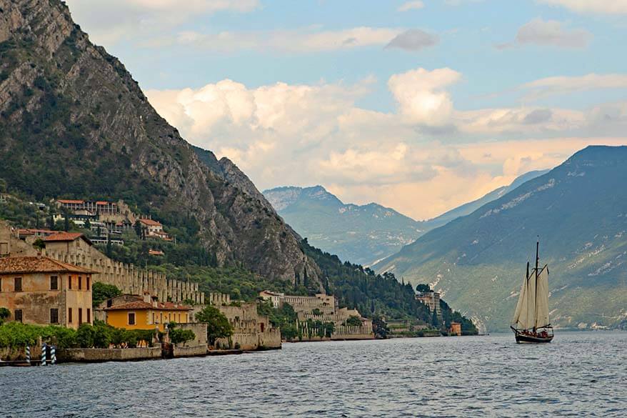 Il viaggio in barca è una delle migliori cose da fare sul lago di Garda