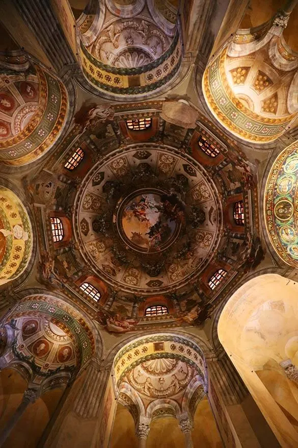 Mosaicos en el techo de la Basílica de San Vitale en Rávena, Italia