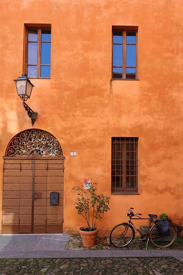 Calle colorida en la región de Emilia Romagna en Italia