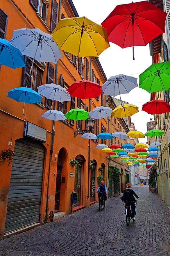 Colorida calle paraguas en Rávena Italia