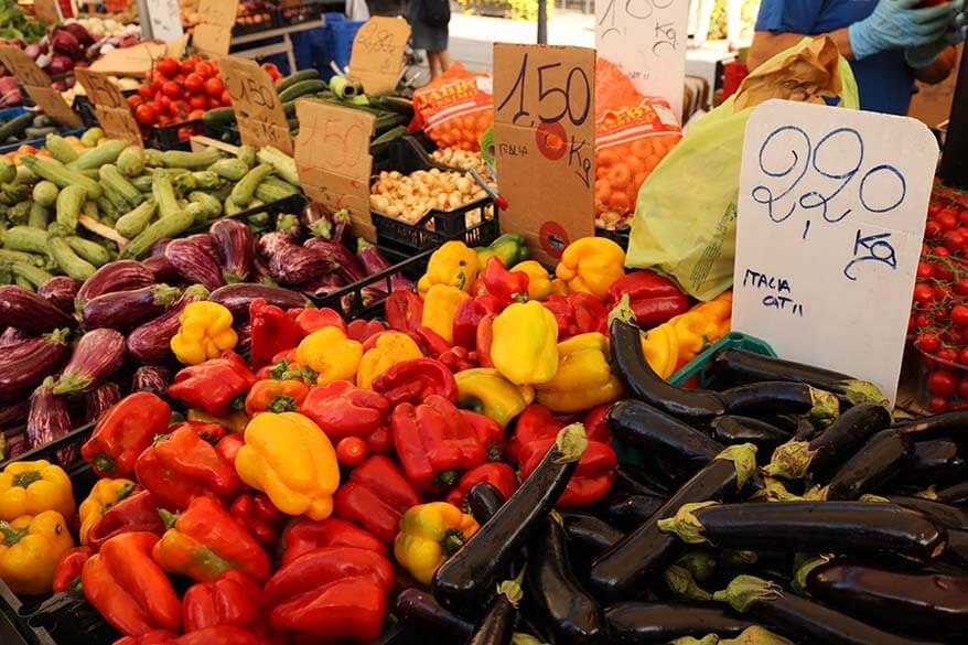 Verduras coloridas en un mercado local en Italia