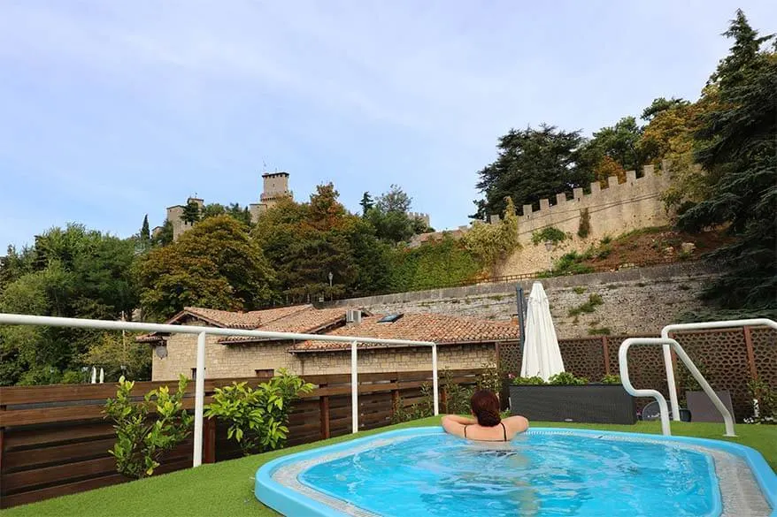 Hot tub at Grand Hotel San Marino with a view of the castle