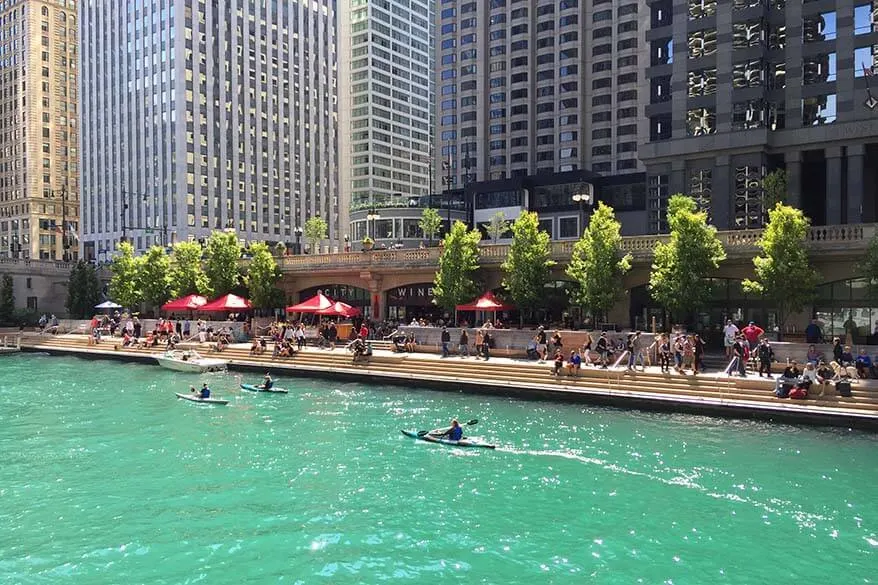 Kayaks en el río Chicago y el paseo del río Chicago