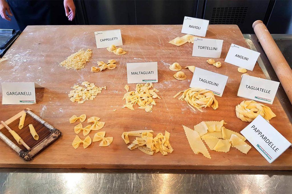 Muchos tipos diferentes de pasta italiana con etiquetas con sus nombres: clase de cocina en Casa Artusi