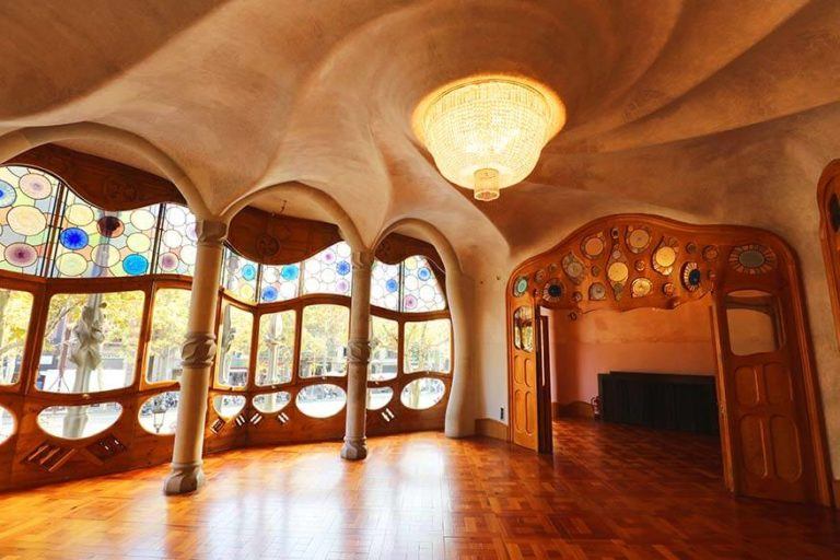 Best Gaudi Tour in Barcelona (See All Famous Gaudí Buildings in 1 Day)